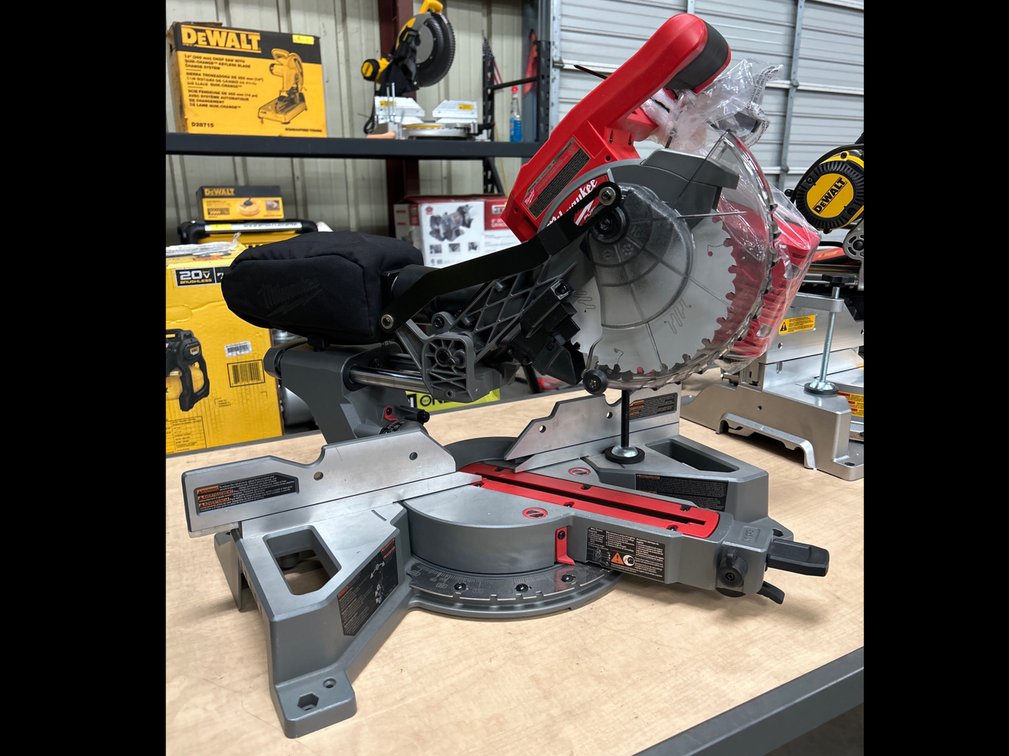 Milwaukee M18 7 1/4in Sliding Miter Saw, Includes Battery and Charger, inv #c421186