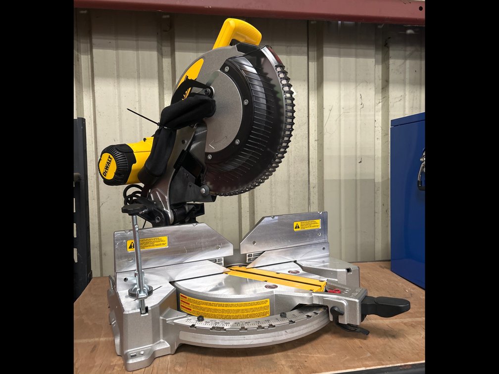 DeWalt 12in Double Bevel Compound Miter Saw, inv #m041128
