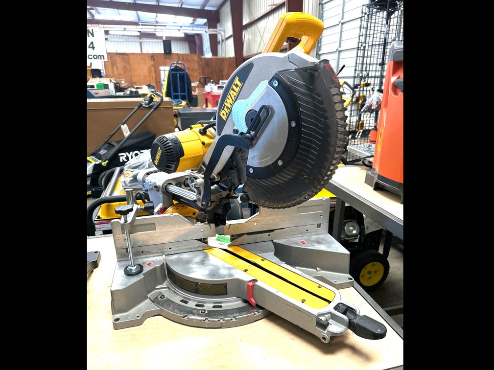 DeWalt 12in Double Bevel Sliding Miter Saw, inv #m041129