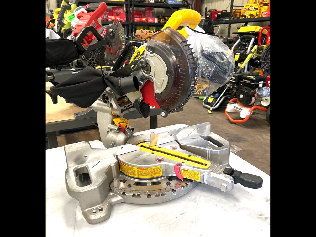 DeWalt 20V 7 1/4in Sliding Miter Saw, includes and Charger, inv #m041127