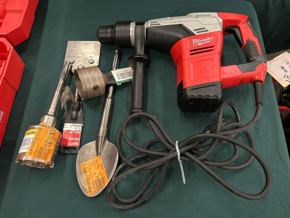 Milwaukee 1 9/16in SDS Max Rotary Hammer with (4) Bits, inv #ro590