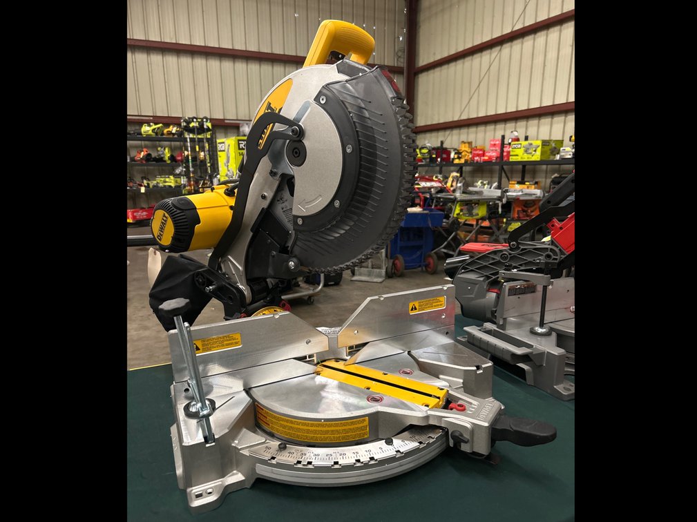 DeWalt 12 in Double Bevel Compound Miter Saw, inv #m04354