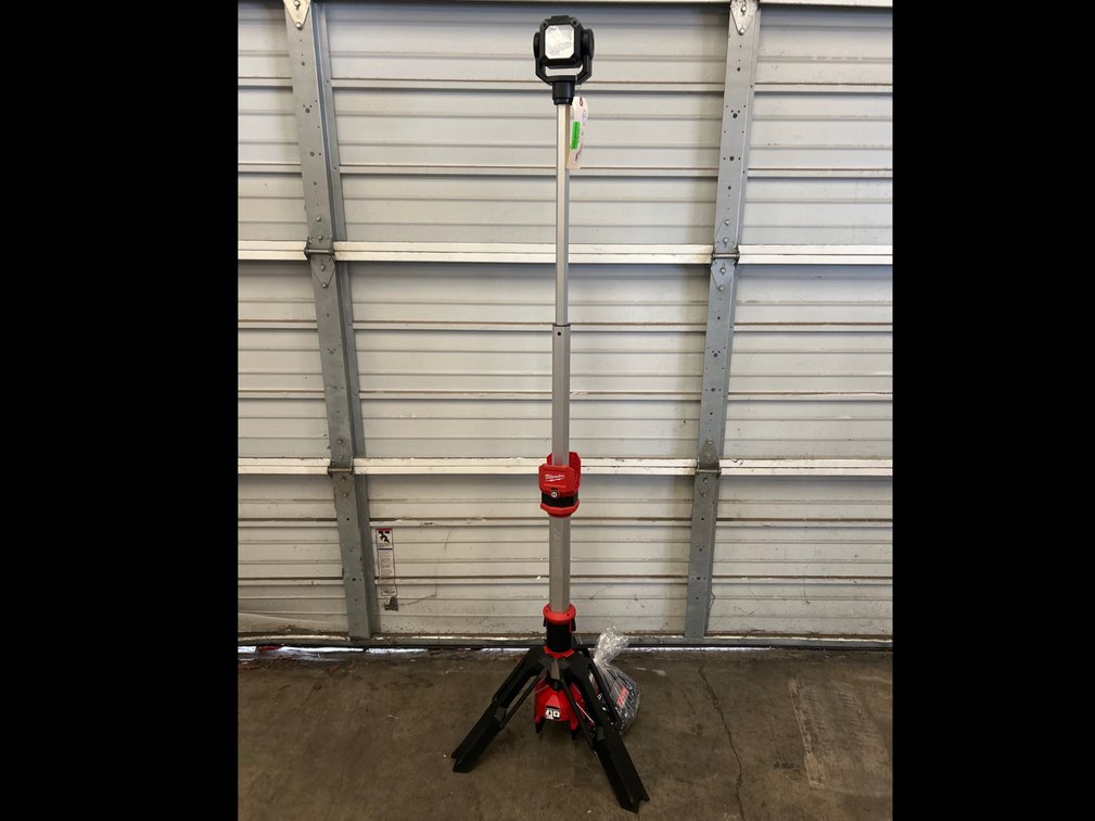 Milwaukee M12/Hybrid Rocket Telescoping Work Light, includes Battery and Charger, inv #m05676