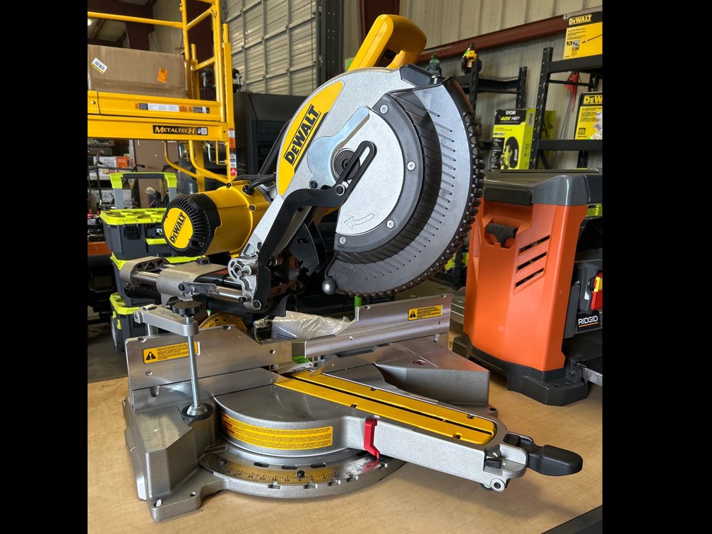 DeWalt 12in Dual Bevel Sliding Miter Saw, NO Blade, inv #m080689