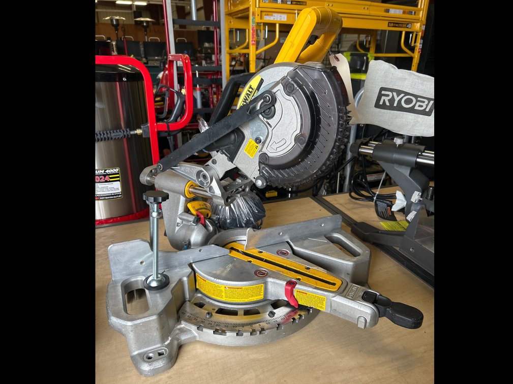 DeWalt 20V Max 7 1/4in Sliding Miter Saw, includes Battery and Charger, inv #m080683