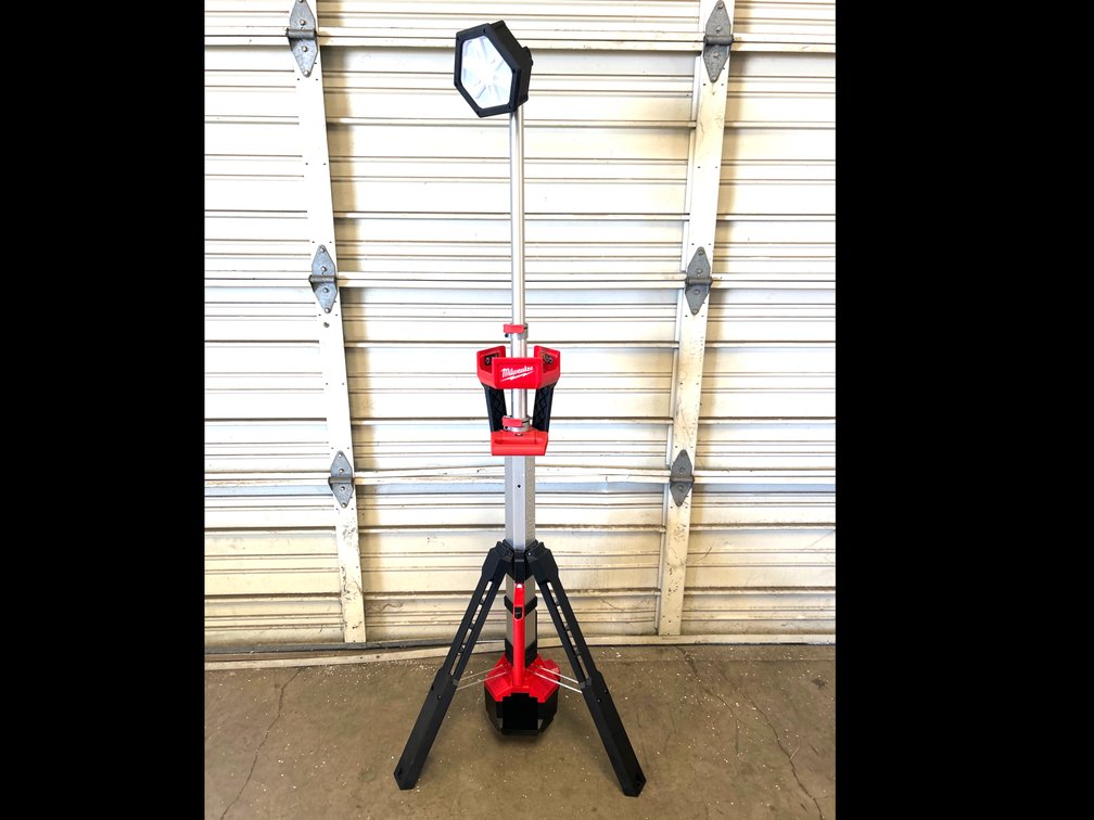 Milwaukee M18/Hybrid Rocket Telescoping Work Light, includes Battery and Charger, inv #m111180-1