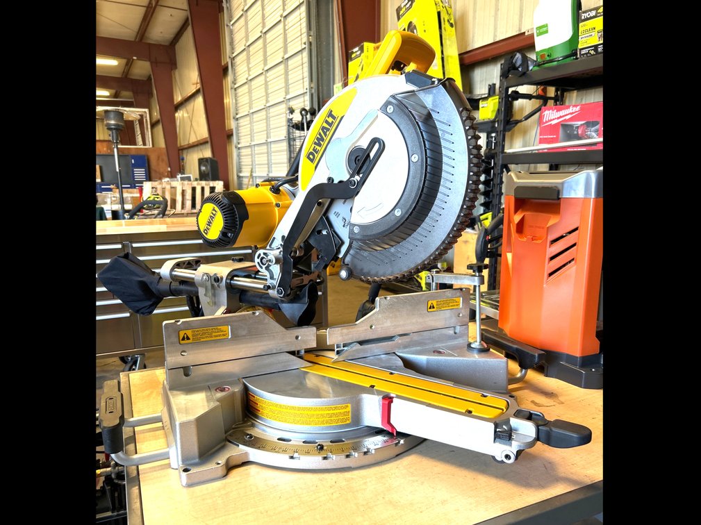 DeWalt 12in Dual Bevel Sliding Miter Saw, inv #m130204