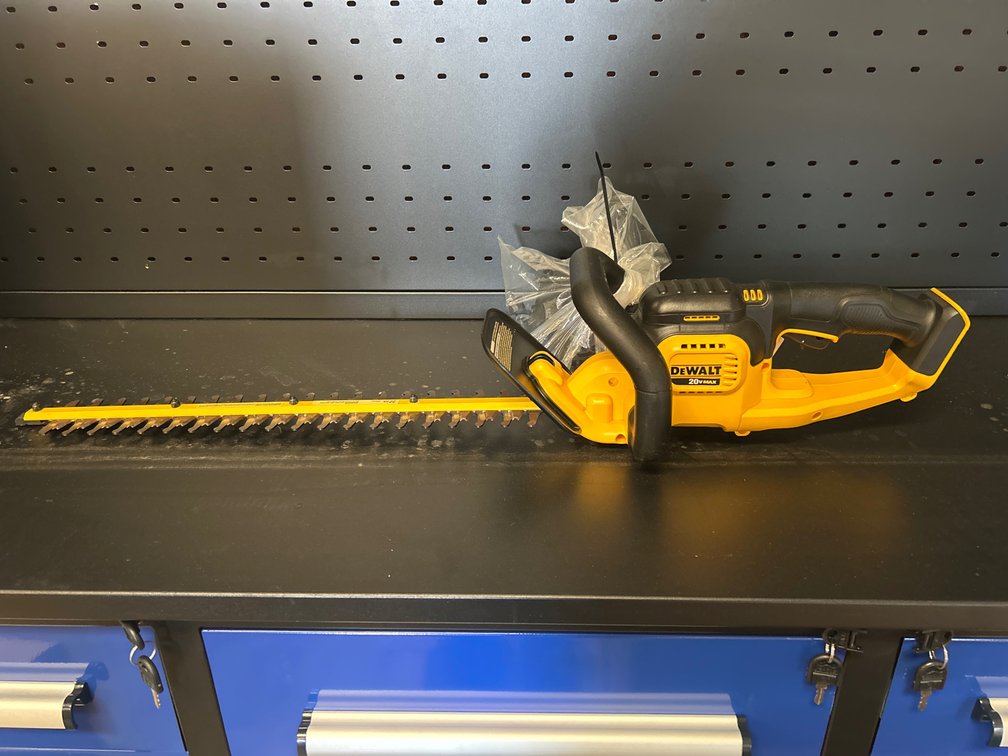 DeWalt 20V 22in Hedge Trimmer, includes Battery and Charger, inv #m120840