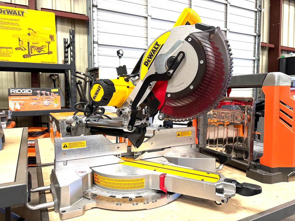 DeWalt 12in Dual Bevel Sliding Miter Saw, inv #m140131