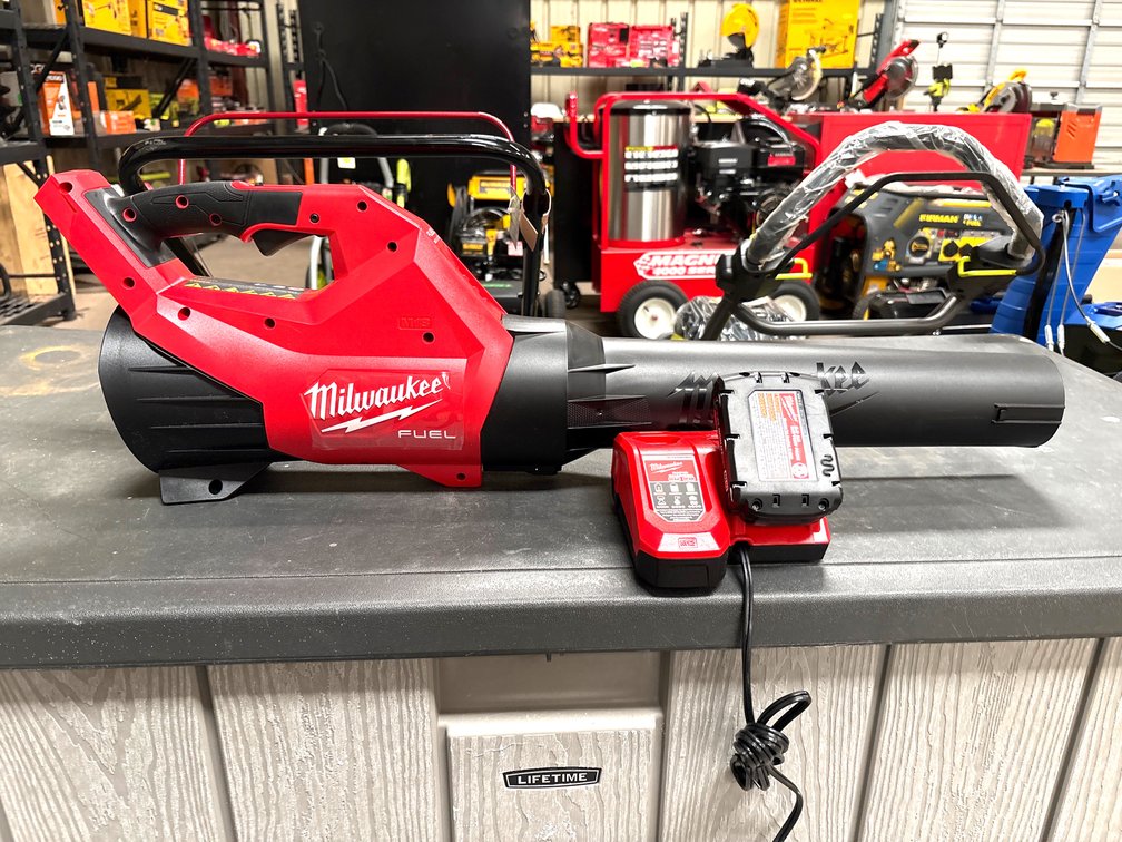 Milwaukee M18 Fuel Blower, Includes Battery and Charger, inv #c42069