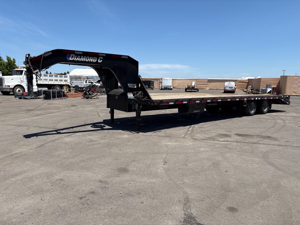 2018 Diamond C 32ft T/A Gooseneck Equipment Trailer