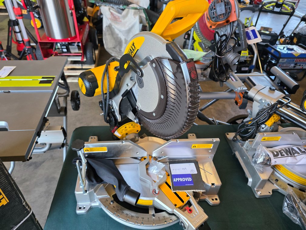 Dewalt 12in Dual Bevel Compound Miter Saw, inv #p0216