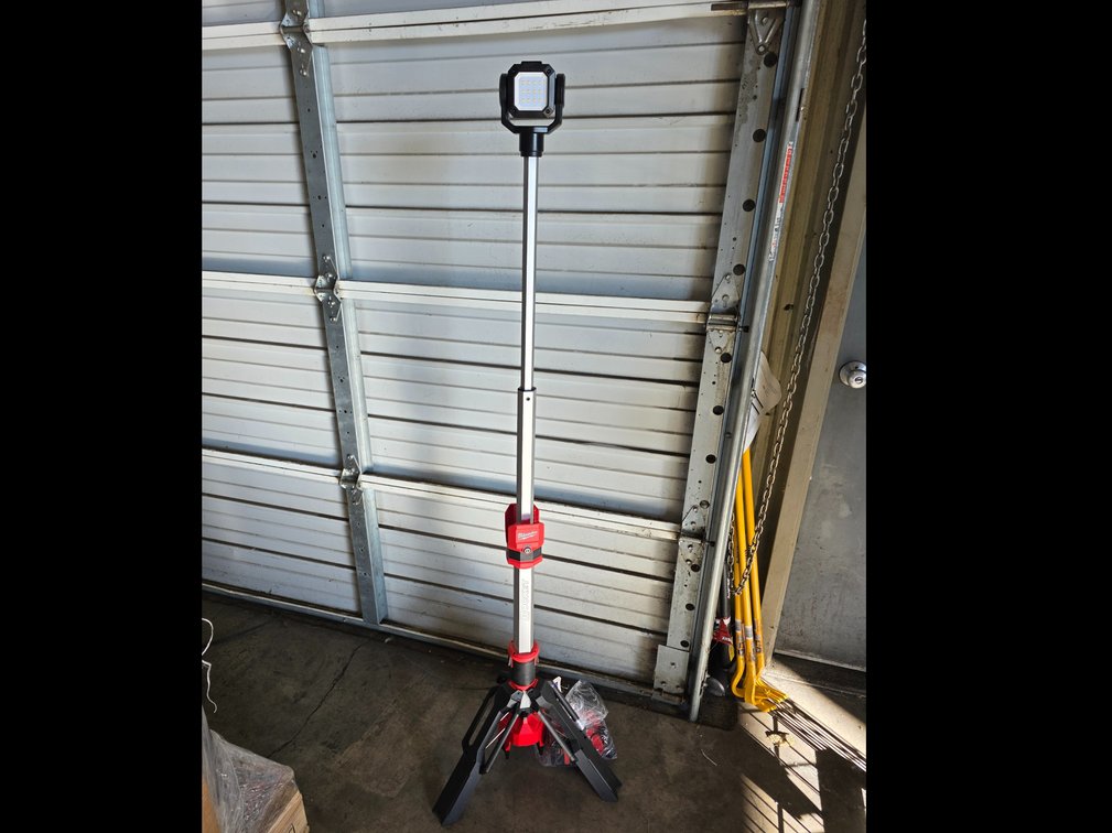 Milwaukee M12 Rocket Light Includes Battery And Charger, inv #00596