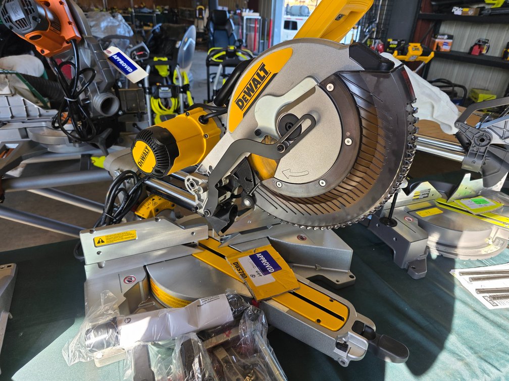 Dewalt 12in Dual Bevel Compound Sliding Miter Saw, inv #00398
