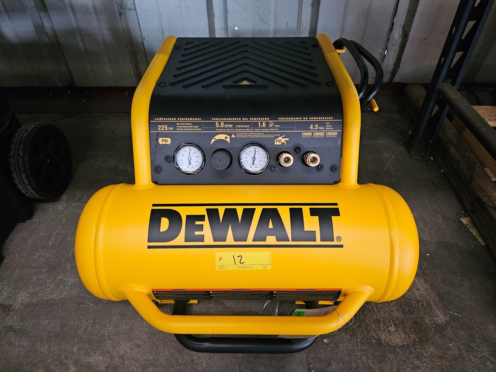 DeWalt 1.6 HP 225 PSI 4.5 Gallon Air Compressor, inv#Q0171C399