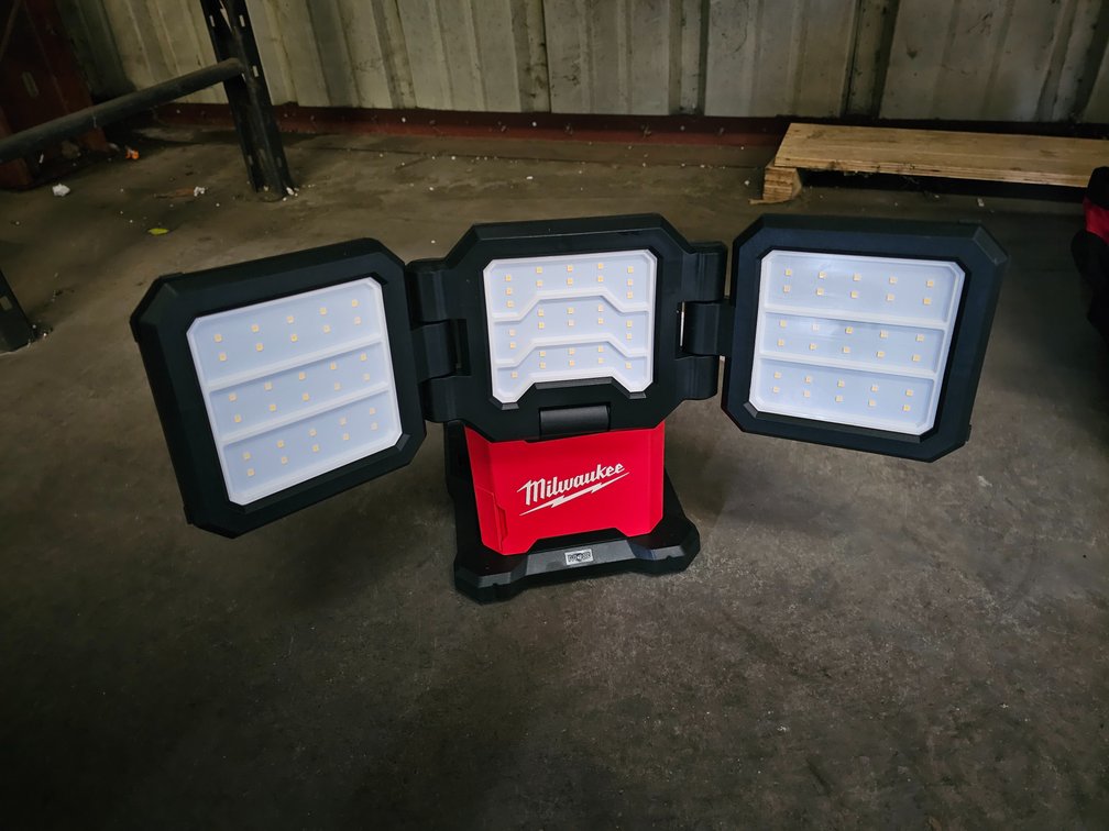 Milwaukee M18 Rover Dual Power Triple Panel Flood/Area Light