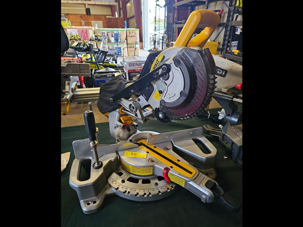 DeWalt 20V 7-1/4" Sliding Compound Miter Saw, inv#P0235D349