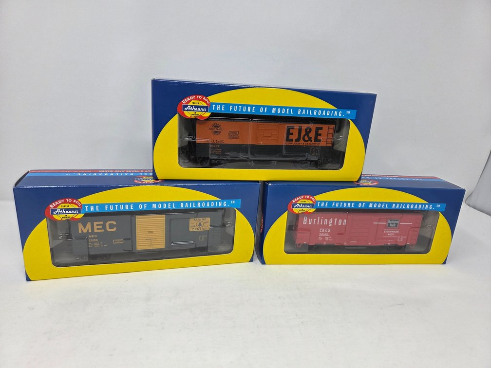 3 HO Scale Rolling Stock Cars