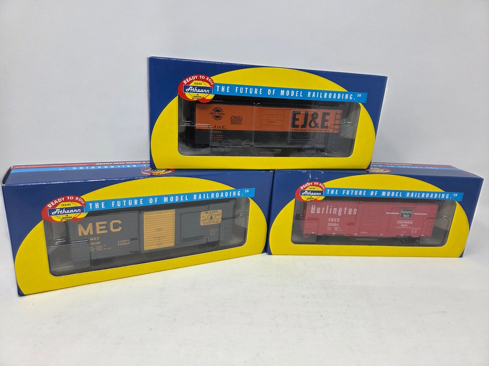 3 HO Scale Rolling Stock Cars