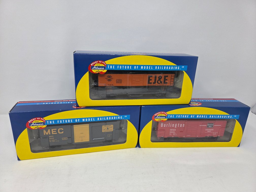 3 HO Scale Rolling Stock Cars