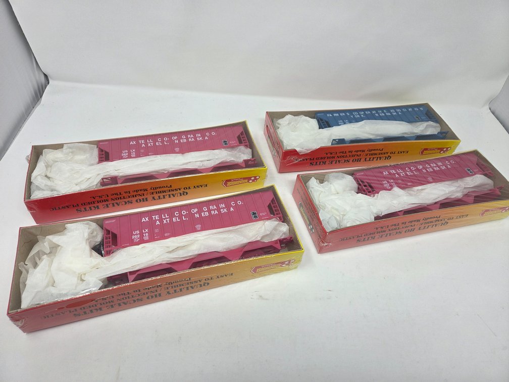 4 HO Scale Model Kits