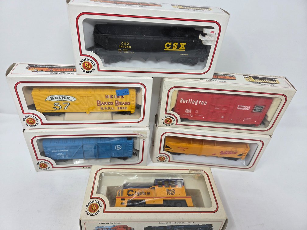 6 Piece Bachmann HO Scale Set w/1967 Engine
