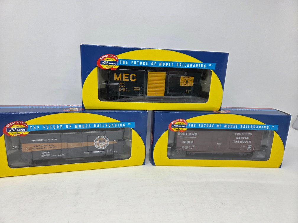 3 HO Scale Rolling Stock Cars
