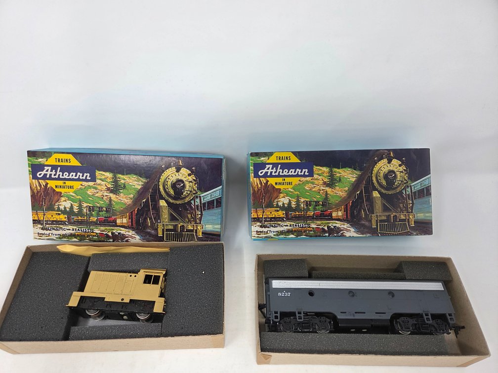 2 HO Scale Pieces, Hustler Switcher Bronze Engine - Southern Pacific #8237 Car