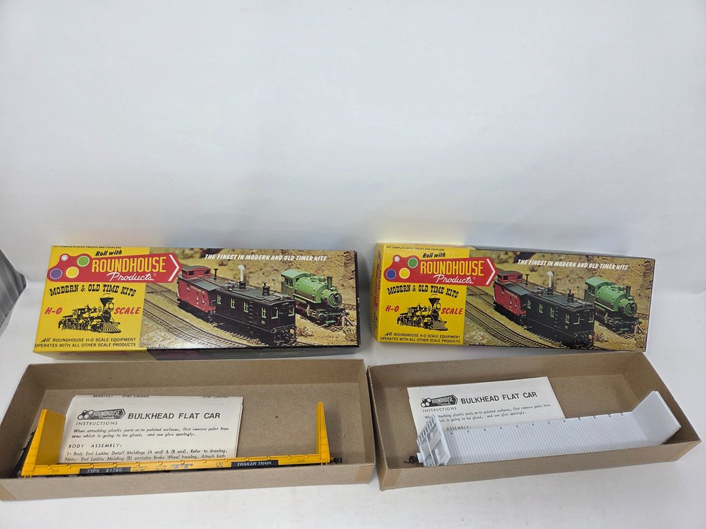 2 HO Scale Rolling Stock Flat Cars