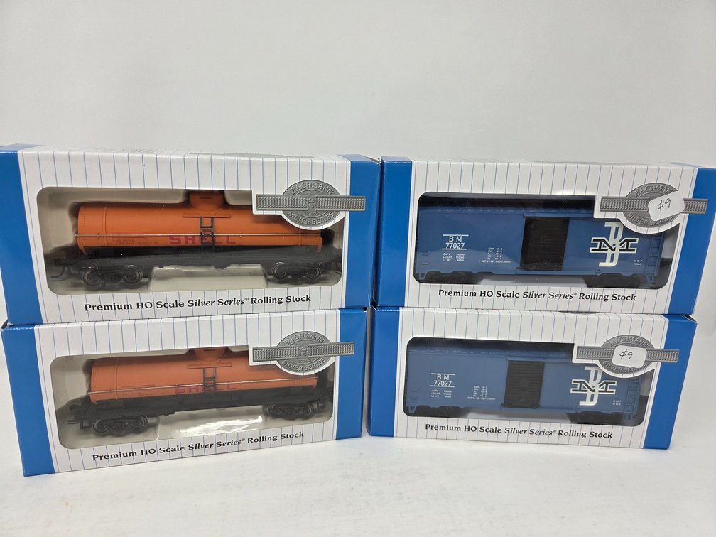 4 HO Scale Bachmann Rolling Stock Cars
