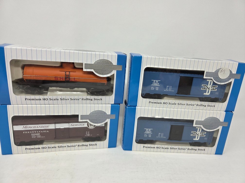 4 HO Scale Bachmann Rolling Stock Cars
