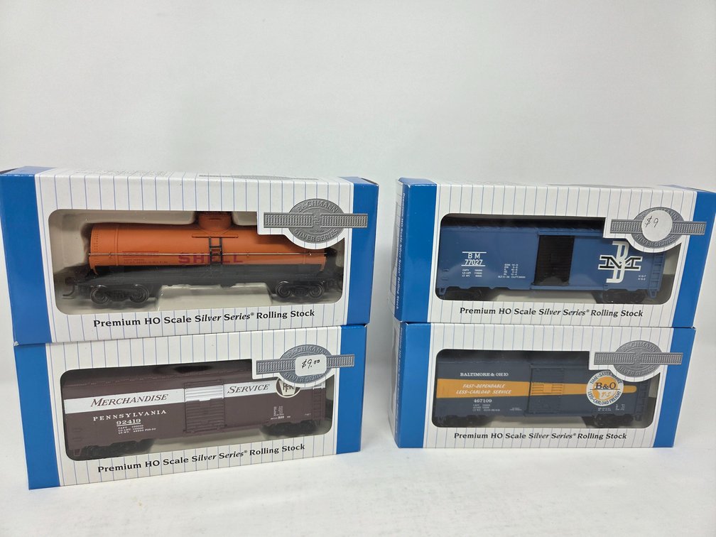 4 HO Scale Bachmann Rolling Stock Cars