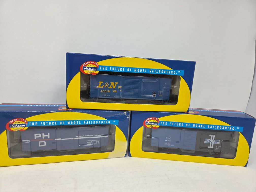 3 HO Scale Rolling Stock Cars
