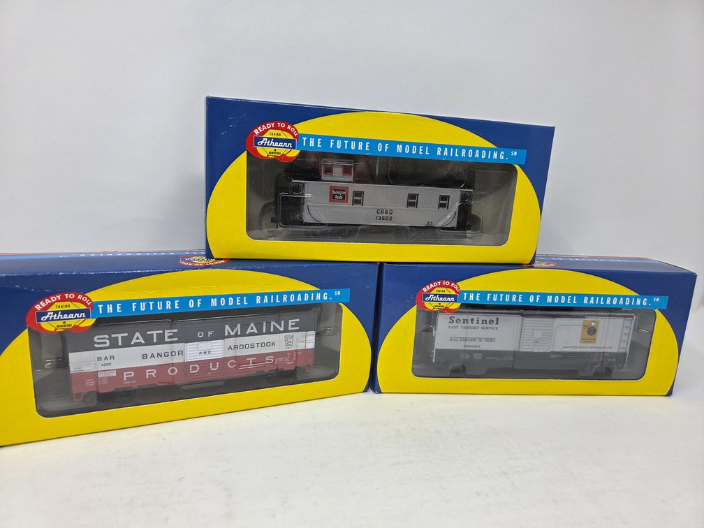 3 HO Scale Rolling Stock Cars