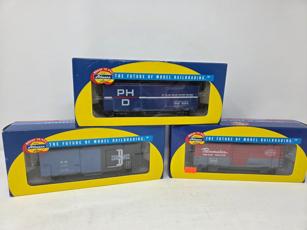 3 HO Scale Rolling Stock Cars