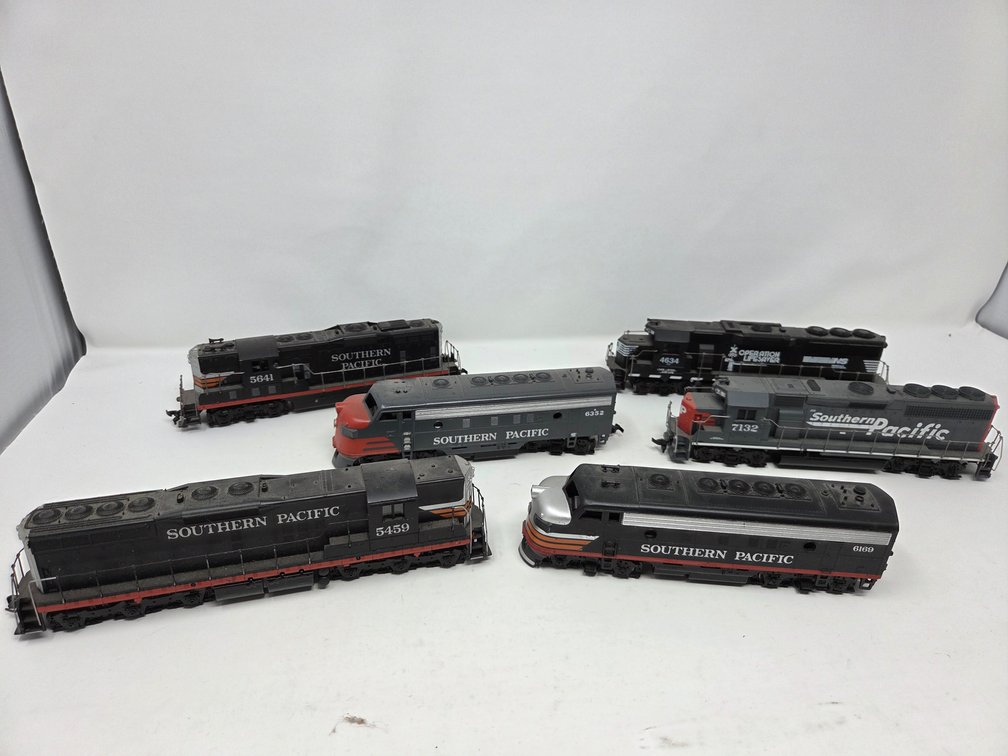 6 HO Scale Assortment of Engines