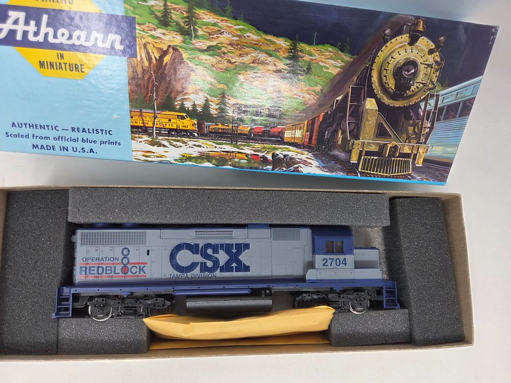 HO Scale Athearn CSX #2704 Engine
