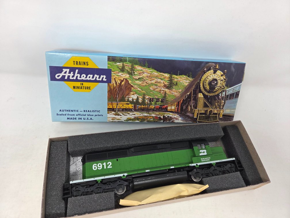 HO Scale Athearn Burlington Northern #6912 Locomotive