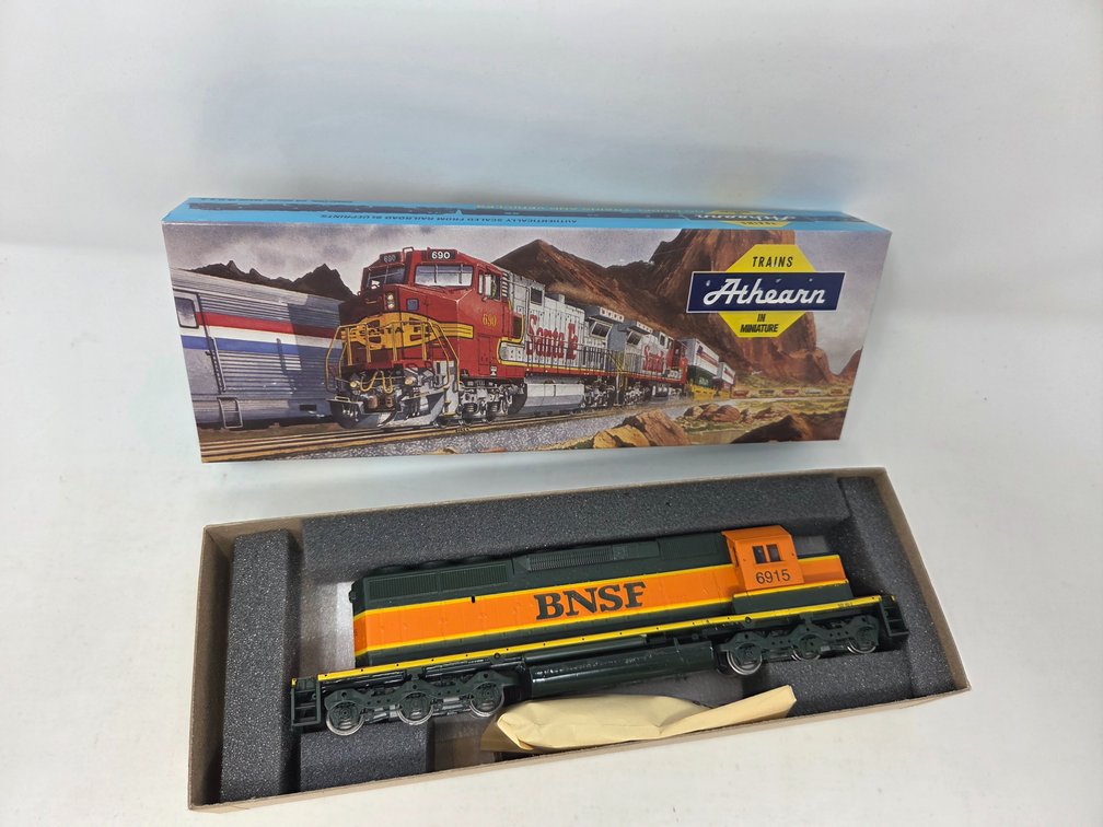 HO Scale Athearn BNSF #6915 Locomotive