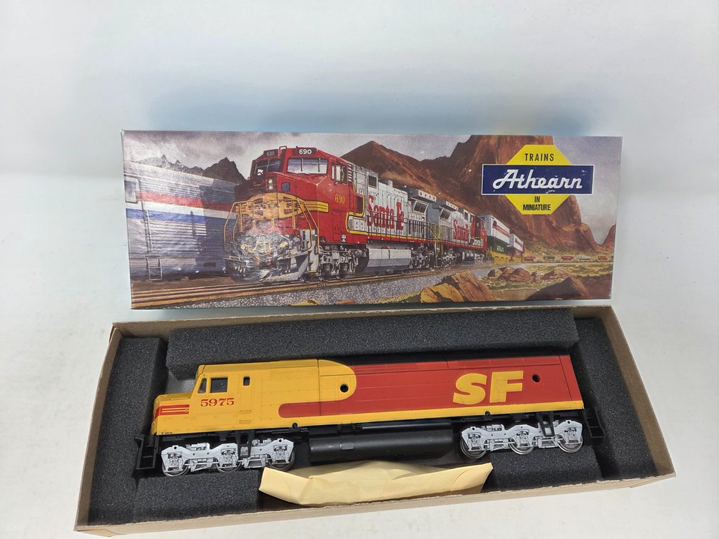 HO Scale Athearn SF #5975 Locomotive