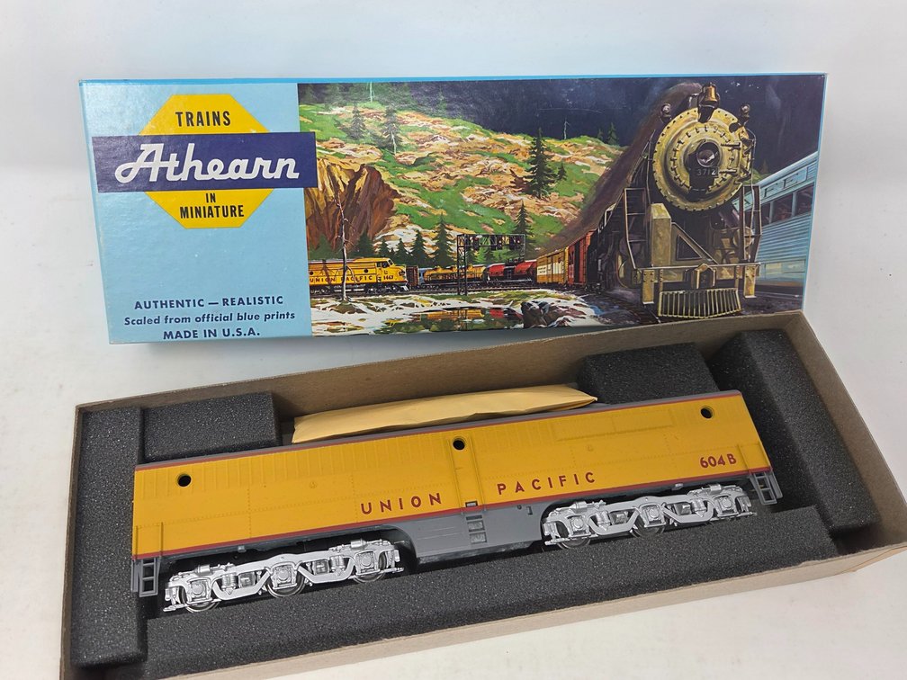 HO Scale Athearn Union Pacific #604B Passenger Car