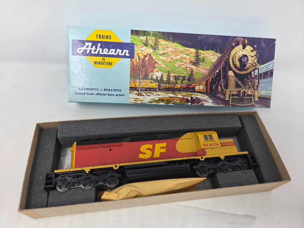 HO Scale Athearn SF #5068 Locomotive