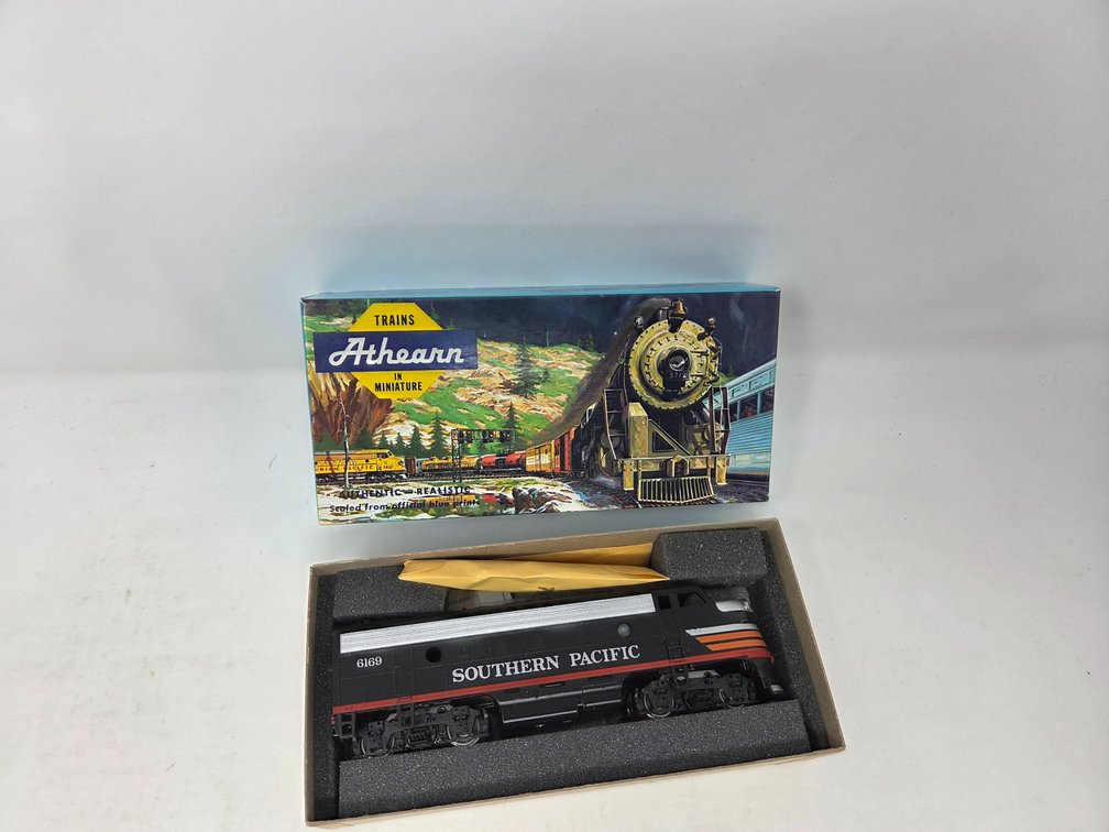HO Scale Athearn Southern Pacific #6169 Engine
