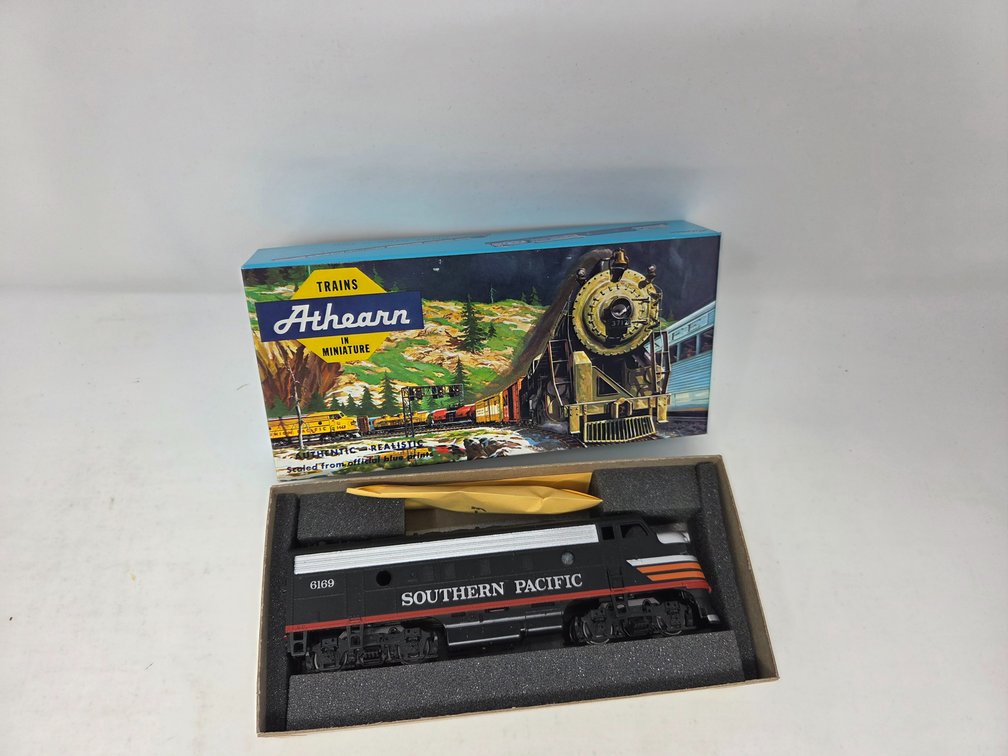 HO Scale Athearn Southern Pacific #6169 Engine