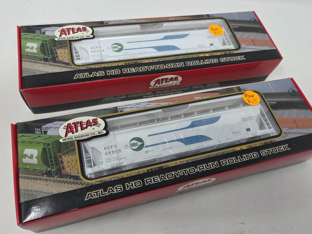 2 - HO Scale Atlas Cargill  Road Hopper Rolling Stock Cars