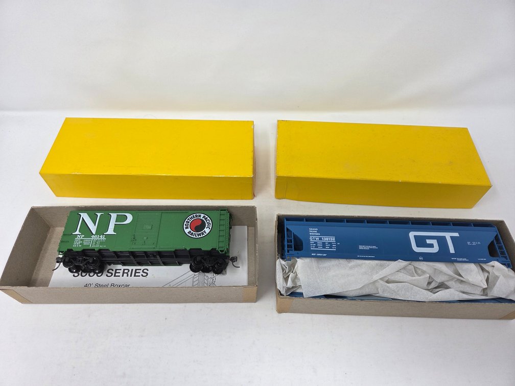 2 HO Scale CCURAIL Rolling Stock Model Kits