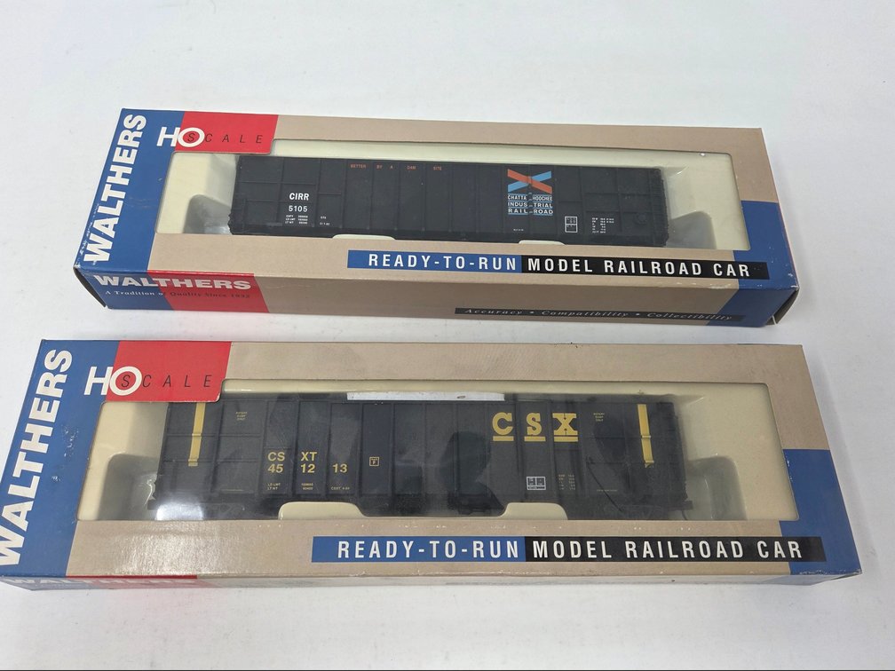 2 HO Scale Walthers Rolling Stock Cars