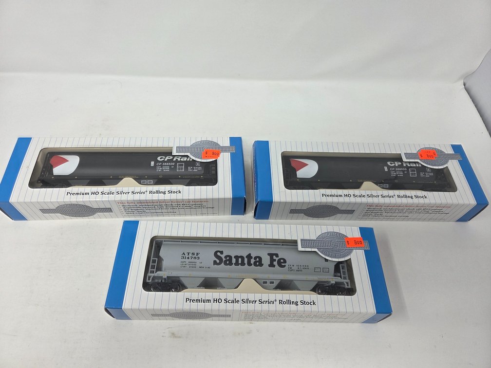 3 HO Scale Bachmann Rolling Stock Cars