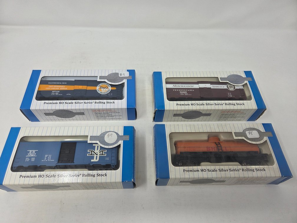 4 HO Scale Bachmann Rolling Stock Cars