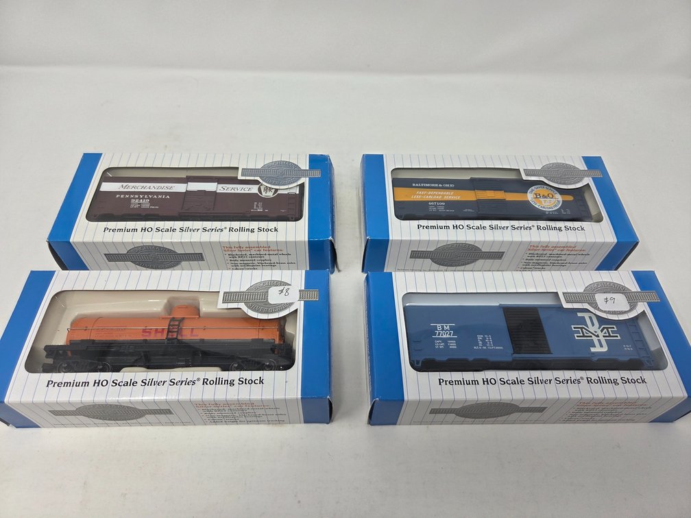 4 HO Scale Bachmann Rolling Stock Cars